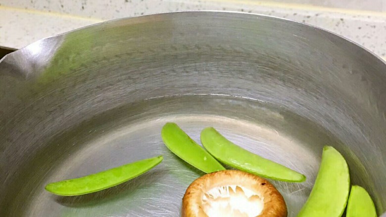 田园蔬菜粥,
荷兰豆、香菇一同焯水后切刀。