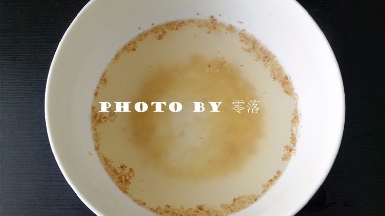 枸杞菠菜塔,姜末用温开水浸泡片刻;