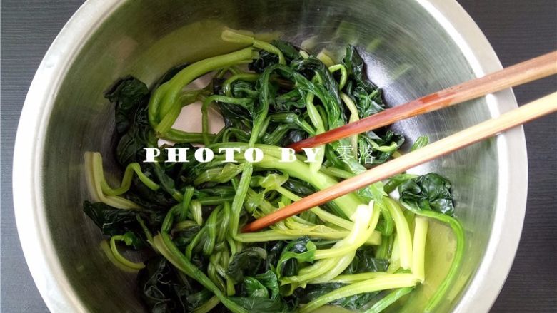枸杞菠菜塔,将菠菜捞出,沥干水分;