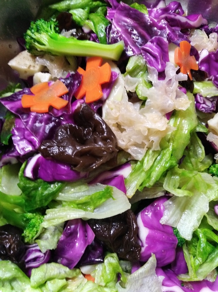 碗儿菜(凉菜),锅底放油 放花椒 干辣椒浇在菜上 搅拌均匀