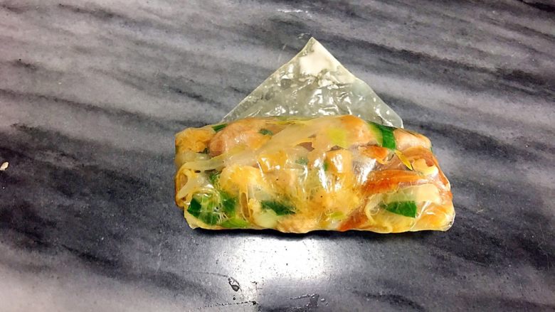 客家腐皮卷,再卷一圈,顶端抹上一点玉米淀粉浆(如图)