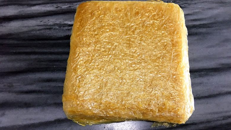 客家腐皮卷,腐竹皮剪成15×15大的正方形,备用