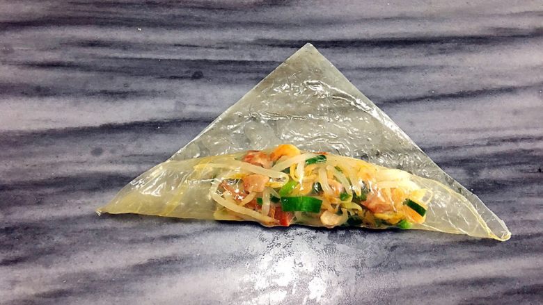 客家腐皮卷,向前卷两圈(如图)