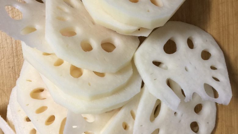 凉拌藕片,切好片了,锅里加入清水