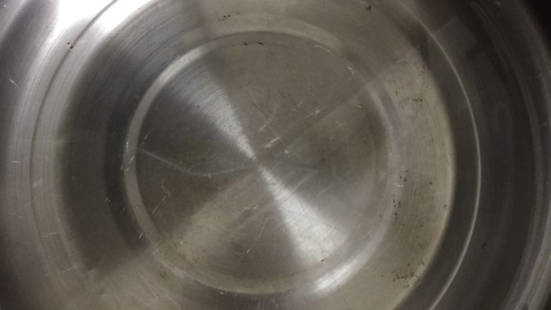 凉拌藕片,加入清水,再把莲藕倒进去
