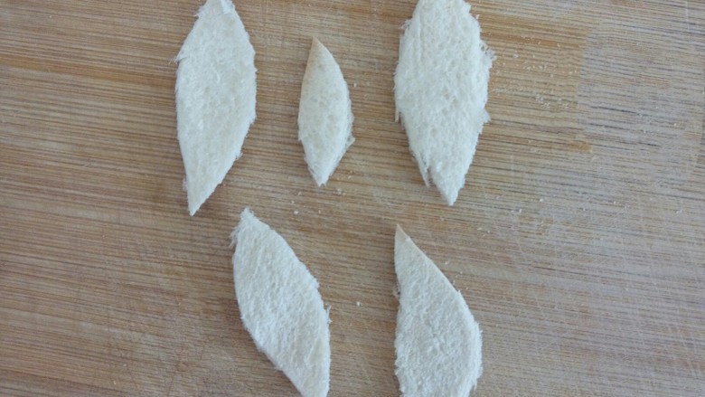 吐司玫瑰,用剪刀剪出叶子的形状,5片