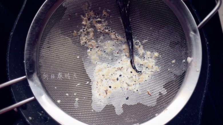 淋面闪电泡芙,过筛后回火;(也可整体做完后再趁热过筛)