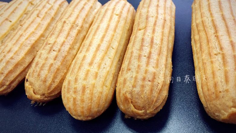 淋面闪电泡芙,烤箱上火180°C-190°C,下火160°C-170°C,30-40min。具体时间温度根据个人烤箱而定。