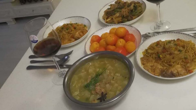 花样面条+鸡翅意面,配红酒,还有自己蒸的海棠果,再配牛肉汤和炒菜。犒劳妹妹。