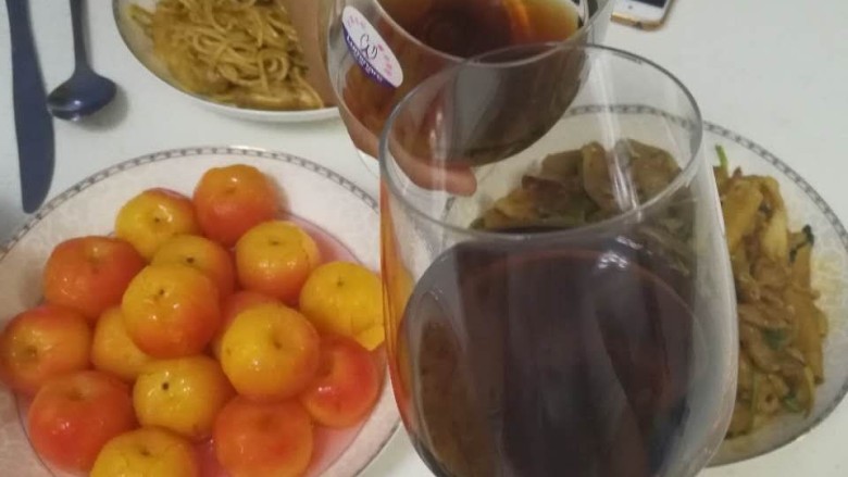 花样面条+鸡翅意面,喝一点,妹妹说很好吃。