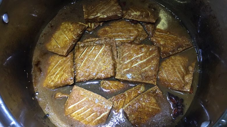 五香豆腐干,如果汤水不够就加点水,让豆腐干基本都浸在汤里,大火煮开