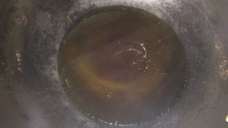五香豆腐干,烧热铁锅,倒入植物油加热到七层热