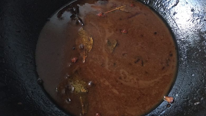 五香豆腐干,卤过鸭爪的汤,富含很多胶原蛋白,舍不得扔掉,就用来卤豆腐干了,这样卤出来得豆腐干更鲜香