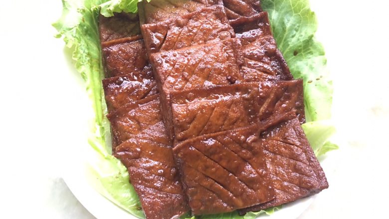 五香豆腐干,趁热将豆腐干用筷子夹出装盘,可以美美的品尝了!