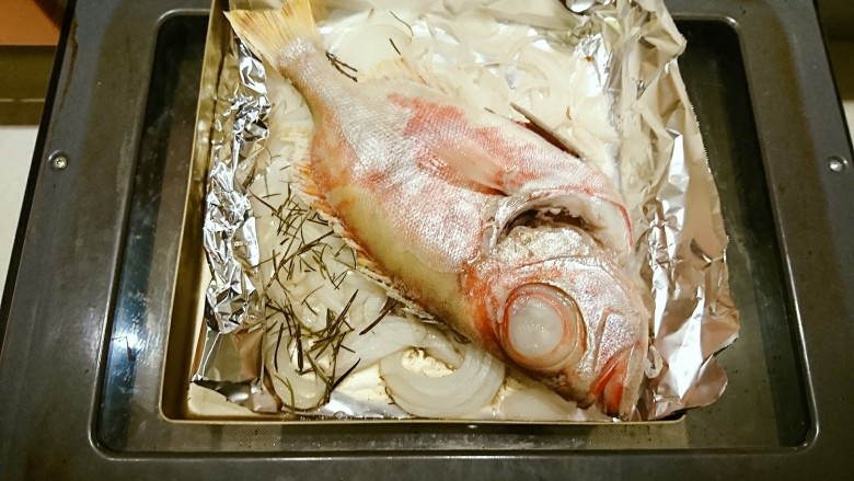 鹽焗檸檬魚,翻面再烤20分鐘!