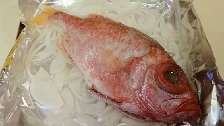 鹽焗檸檬魚,把魚放到烤盤上!
