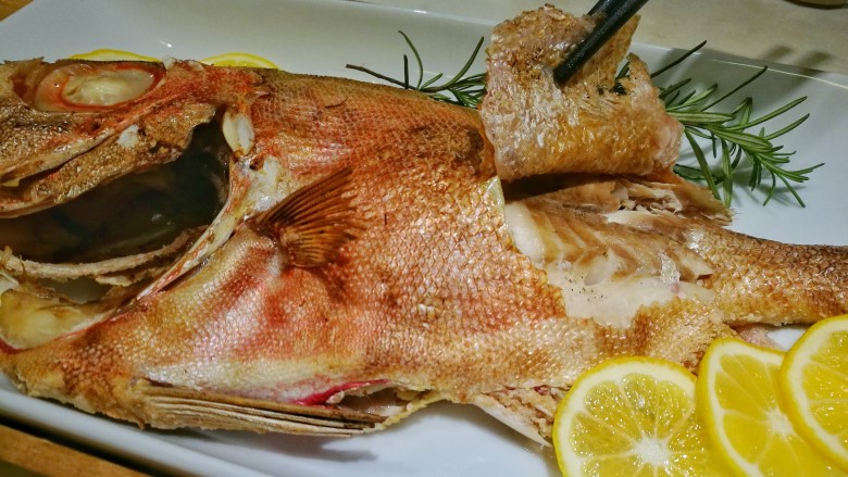 鹽焗檸檬魚,食用時把皮剝掉,魚肉超級軟嫩!剝皮魚的說法由此而來!