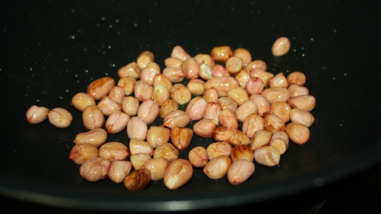 美味下饭宫保豆腐,花生洗净晾干,热锅冷油放入<a style='color:red;display:inline-block;' href='/shicai/ 4262'>花生米</a>,铺开,小火慢炸,不断翻动,听到噼里啪啦的声音基本停止时即关火,盛出备用。