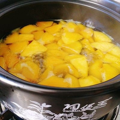 自制黄桃罐头,这个是炖好的,颜色比较透。