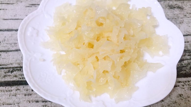 星空银耳雪梨羹,将雪耳切成小块待用,这样更容易释放胶质