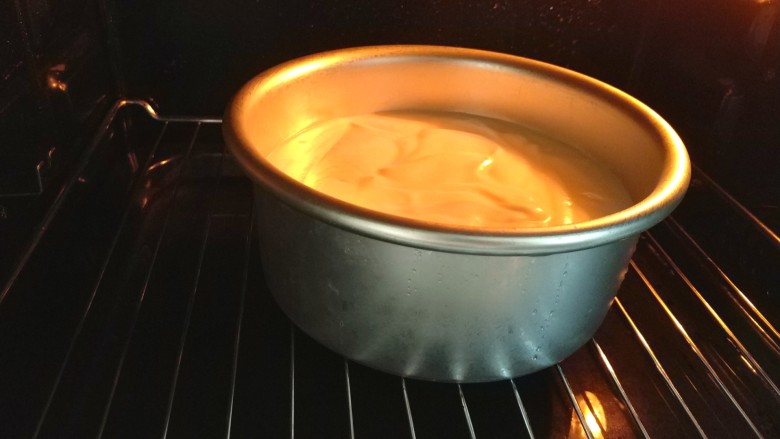 酸奶蛋糕,放入预热好的烤箱里,可以水浴法,活底模可以在模具下面包锡纸放入烤盆里,也可以像我这样隔水烤