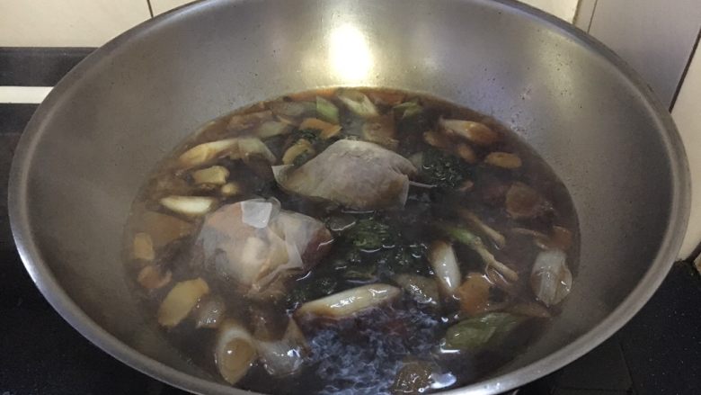 红烧鸡块,倒入适量的水,加入步骤5的料包A,加2小勺盐,少许<a style='color:red;display:inline-block;' href='/shicai/ 756'>鸡精</a>,大火煮开。