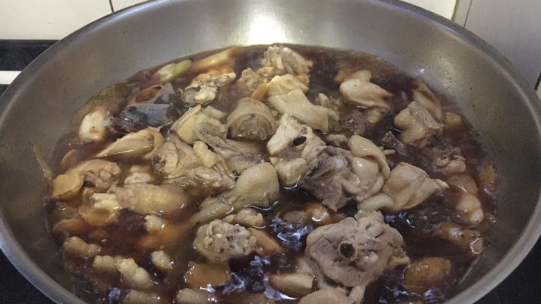 红烧鸡块,倒入焯好水的鸡块,盖上锅盖儿,待鸡块大火煮开后改小火炖约20分钟左右。这期间不用翻动鸡块,最好也不要打开锅盖儿,这样易熟。