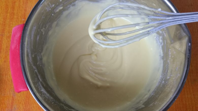 轻乳酪蛋糕,“一”字形搅拌均匀,待用。