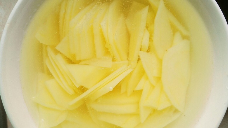 五花肉炒土豆片,<a style='color:red;display:inline-block;' href='/shicai/ 23'>土豆</a>洗干净,削皮切薄片,用水洗去淀粉
