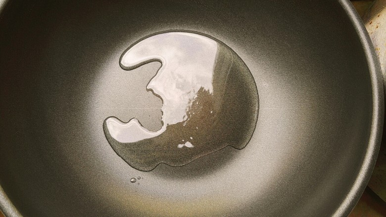 五花肉炒土豆片,锅里放少许油,加热