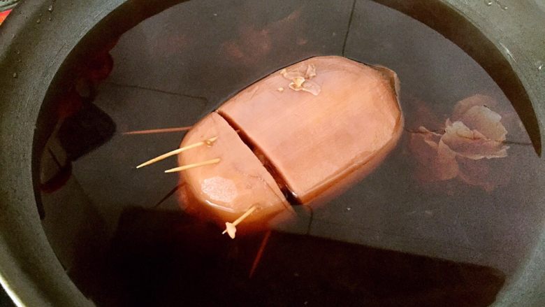 玫桂冰糖糯米藕,继续用高压锅煮20分钟,等到高压阀落下开锅后,把藕及汤水转移到锅里,用煤气中大火收汁