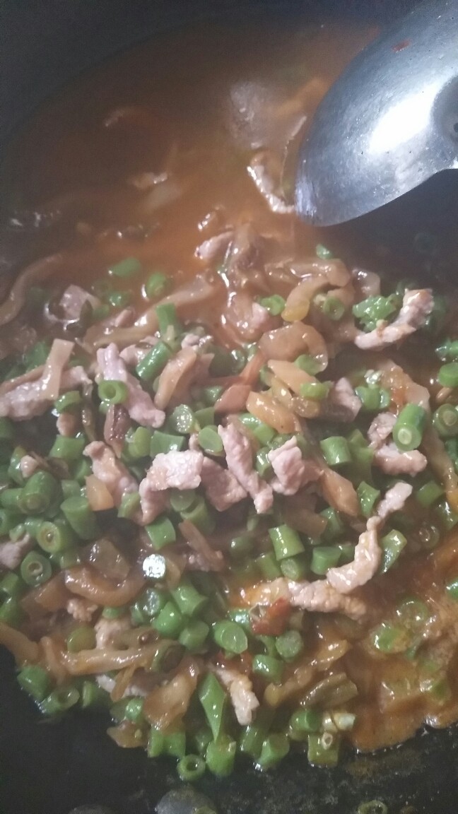 榨菜肉丝面,热锅，放油50ml，下入肉丝，豆角，翻炒均匀，豆角熟了加入<a style='color:red;display:inline-block;' href='/shicai/ 722'>榨菜</a>，翻炒均匀起锅。