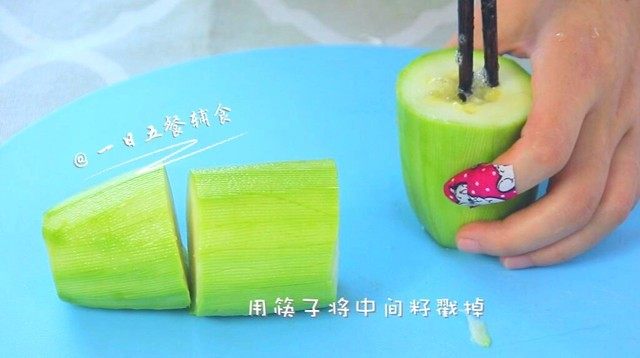 西葫芦蒸肉 宝宝辅食,补钙增强免疫力,西葫芦去皮切3段,用筷子将中间籽戳掉。
