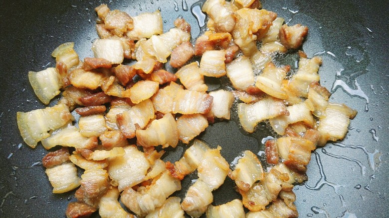 五花肉炒土豆片,这时油太多,取一个小碗,把油装起来,留少许的油在锅里即可