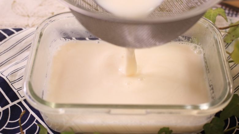 杏仁豆腐&杏仁茶,过滤入器皿中或模具里