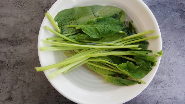 快手早餐～菠菜鸡蛋饼,菠菜摘干净后用水泡一会儿去除农药再洗干净