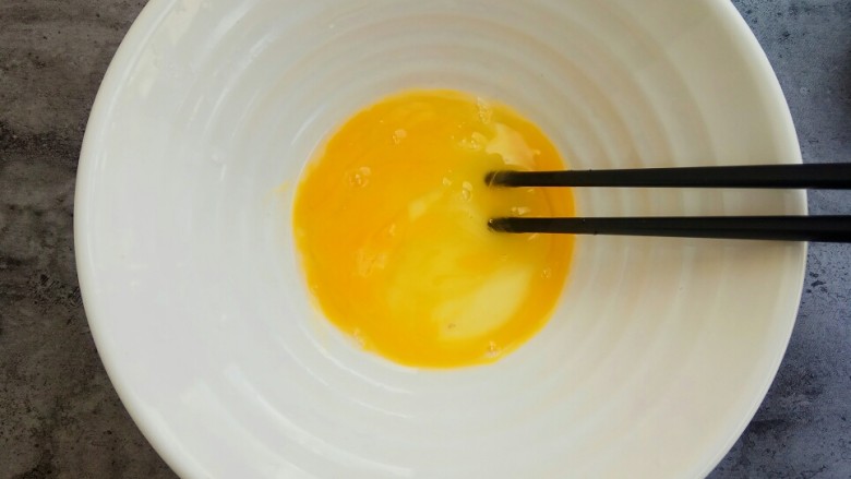 快手早餐~菠菜鸡蛋饼,鸡蛋打散