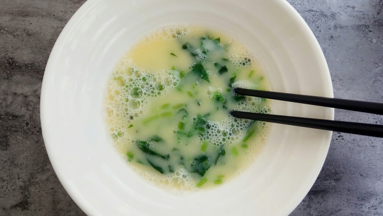 快手早餐~菠菜鸡蛋饼,搅拌均匀