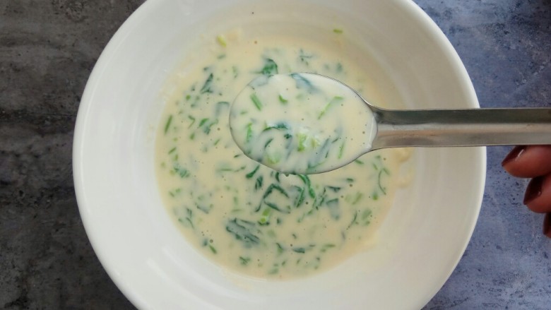 快手早餐~菠菜鸡蛋饼,平底不粘锅洗干净,刷一点点油,舀入三小勺面糊