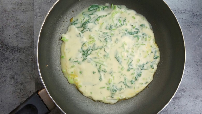 快手早餐~菠菜鸡蛋饼,让平底锅左右转圈,使面糊摊均匀