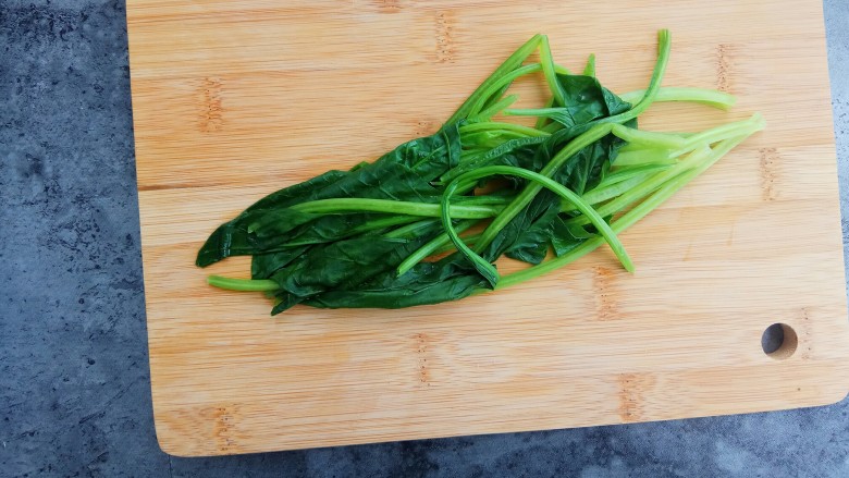 快手早餐～菠菜鸡蛋饼,焯好后将菠菜捞出