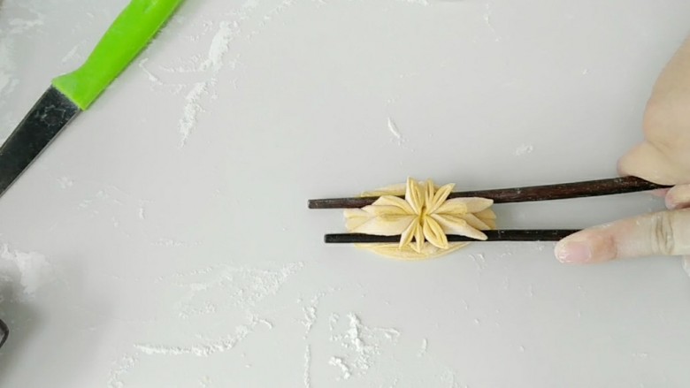 金黄莲花馍馍,然后是,一双筷子,从两侧压下去。