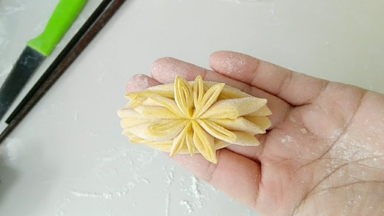 金黄莲花馍馍,压好后的样子,是不是很漂亮。中小火哦!
