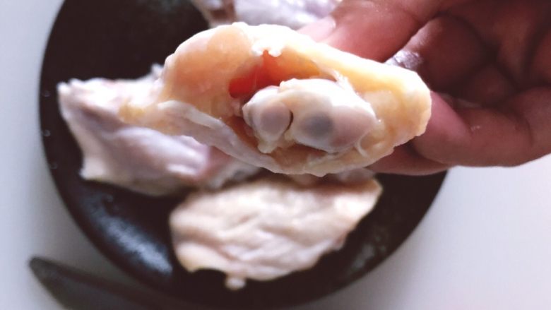 百变鸡翅新吃法－彩色时蔬煎鸡翅,两侧骨头用剪刀剪开