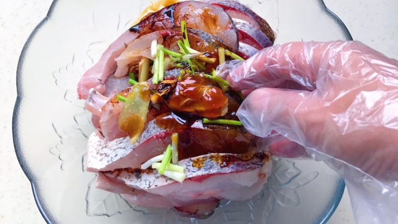 秘制酥鱼,戴上手套拌匀,揉匀,尽量让调料融入鱼肉里,小心鱼刺扎手