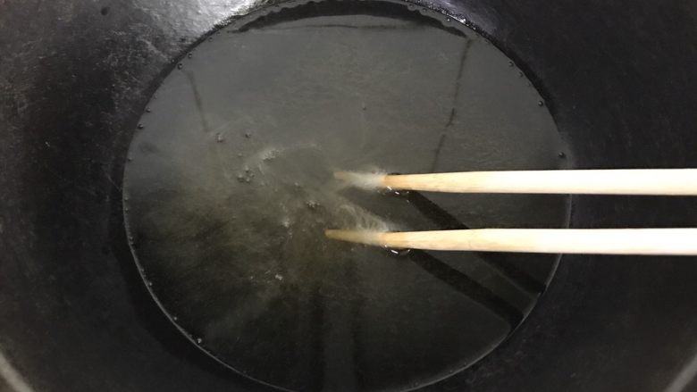 秘制酥鱼,放入筷子试试油温,筷子冒泡就可以入锅炸了,