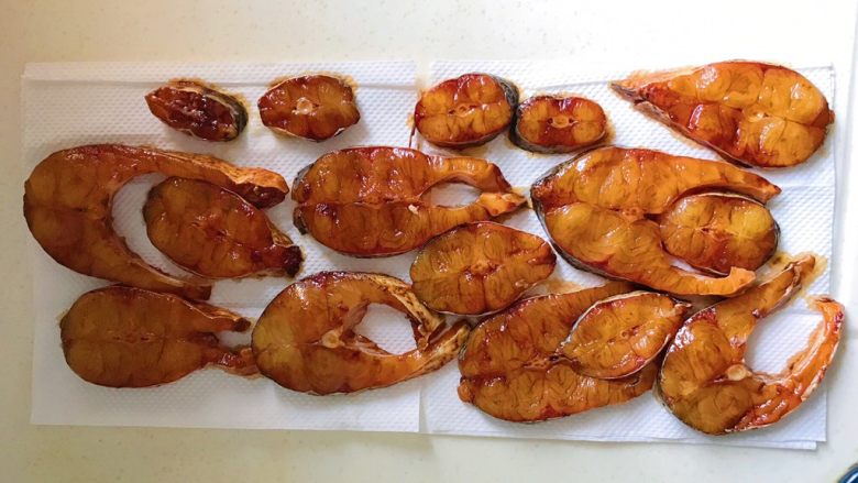 秘制酥鱼,铺在厨房纸上,为了吸干多余水分