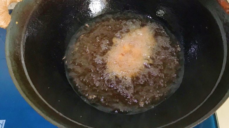 秘制酥鱼,第二次炸,中火转成大火,一定要不停翻面,炸至鱼肉变硬就可捞出,千万别炸焦了
