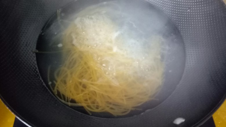 #花样面条##酱拌面条#,水开,下面条。煮10分钟左右。