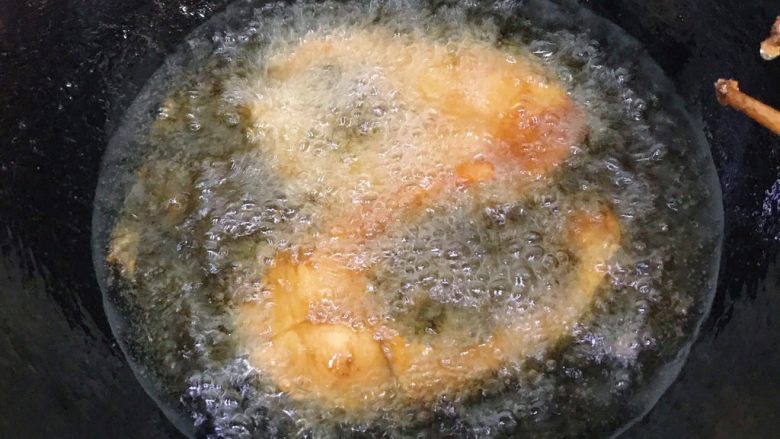 秘制酥鱼,第一次只要炸熟就可以了,因为还要经过第二次炸鱼肉才会酥脆
